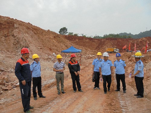 富興建設(shè)公司+盧玉�?三明市公安局、應(yīng)急局聯(lián)合檢查組在富興建設(shè)公司項(xiàng)目施工現(xiàn)場檢查~1.jpg